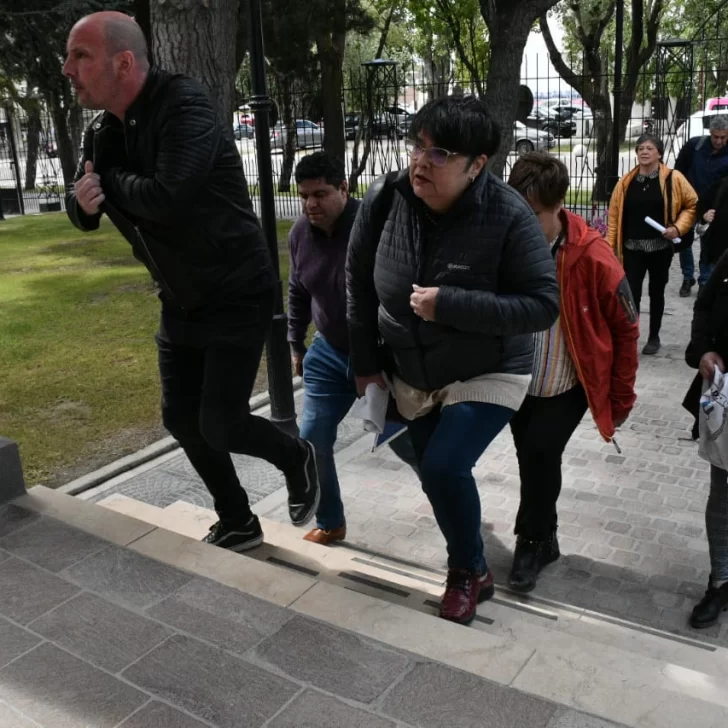 El Gobierno de Santa Cruz se reunió con los gremios estatales para analizar la economía provincial y las medidas de Javier Milei El Gobierno de Santa Cruz se reunió con los gremios estatales para analizar la economía provincial y las medidas de Javier Milei