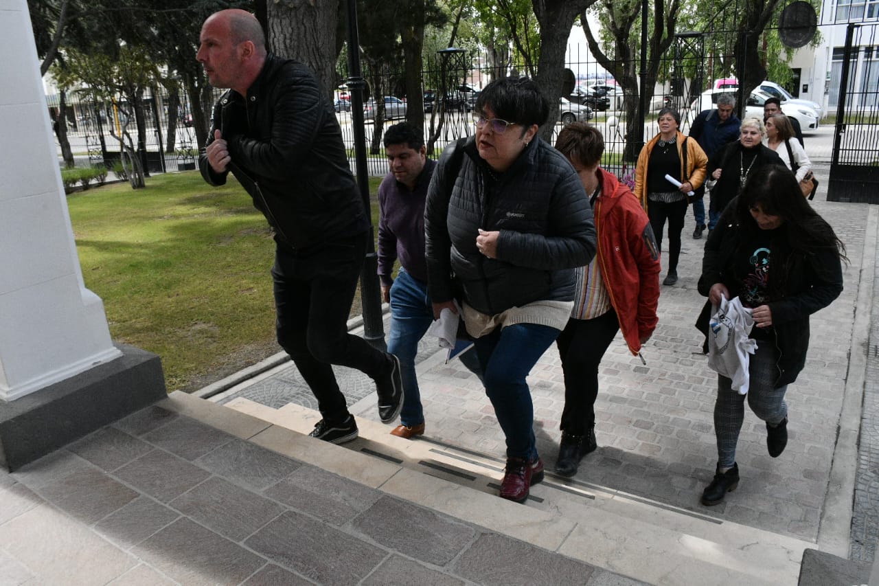 El Gobierno de Santa Cruz se reunió con los gremios estatales para analizar la economía provincial y las medidas de Javier Milei El Gobierno de Santa Cruz se reunió con los gremios estatales para analizar la economía provincial y las medidas de Javier Milei