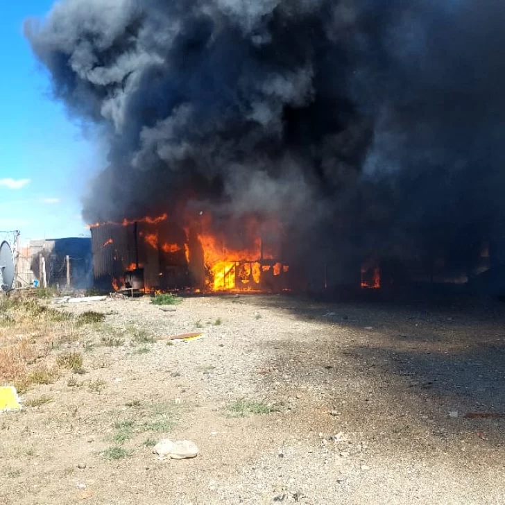 Incendio en el Barrio Bicentenario: Hombre se salva milagrosamente Incendio en el Barrio Bicentenario: Hombre se salva milagrosamente
