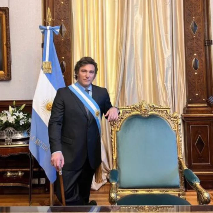 Javier Milei se sentó por primera vez en el sillón presidencial