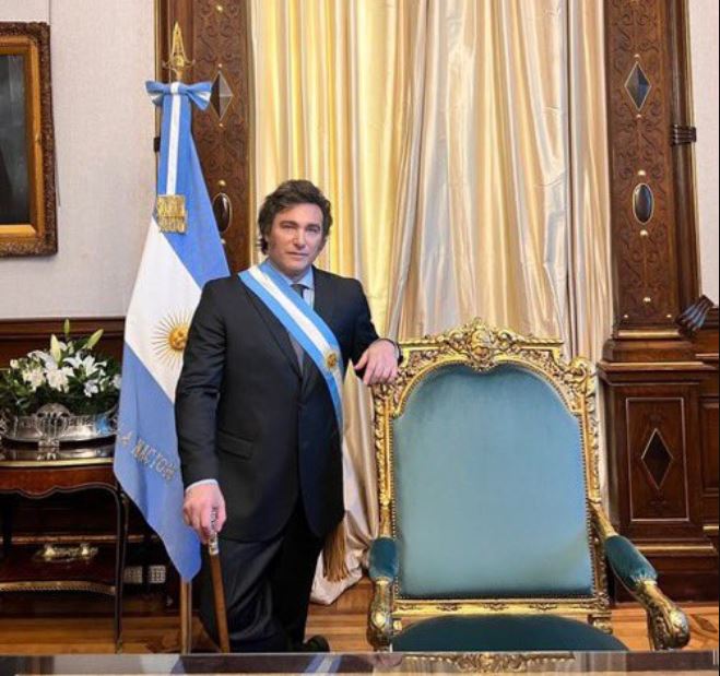 Javier Milei se sentó por primera vez en el sillón presidencial