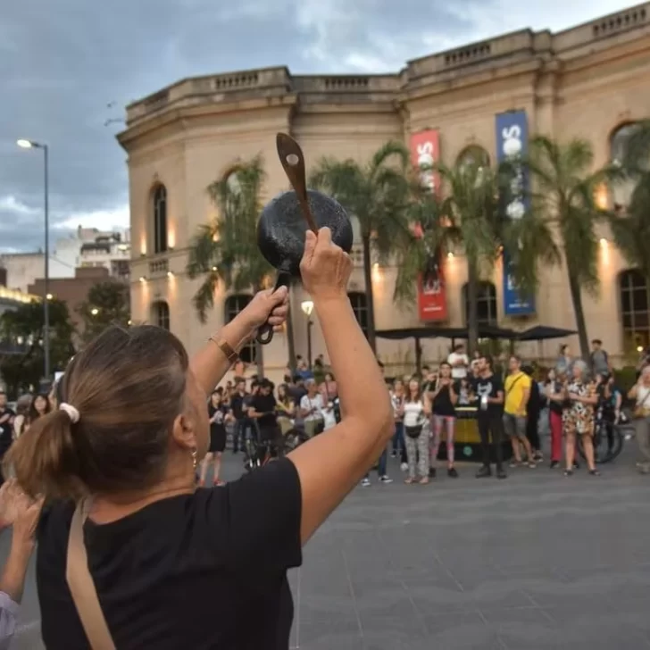 Cacerolazo en Córdoba en reclamo al DNU de Milei Cacerolazo en Córdoba en reclamo al DNU de Milei