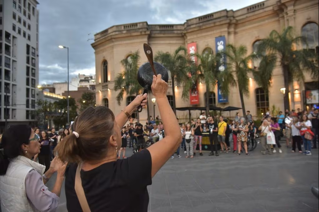 Cacerolazo en Córdoba en reclamo al DNU de Milei Cacerolazo en Córdoba en reclamo al DNU de Milei