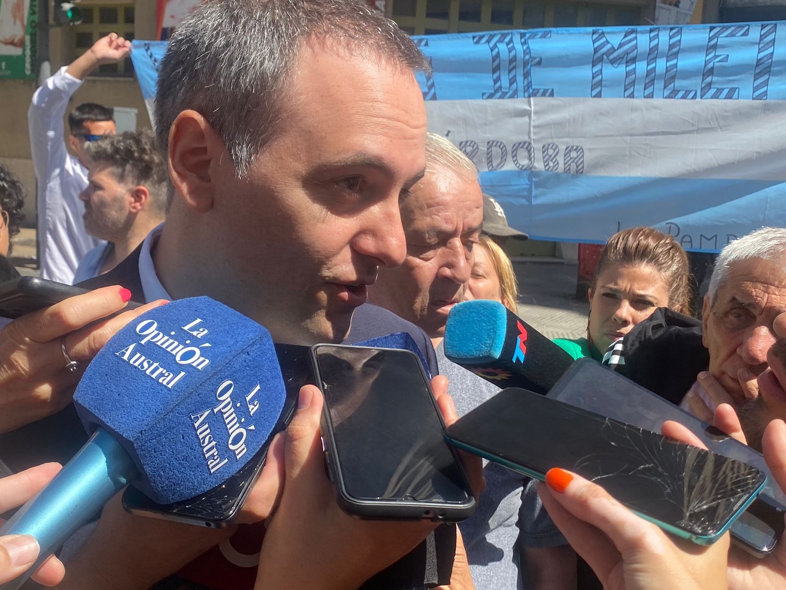 Manuel Adorni confirmó que anunciará las primeras medidas este lunes “a primerísima hora” Manuel Adorni confirmó que anunciará las primeras medidas este lunes “a primerísima hora”