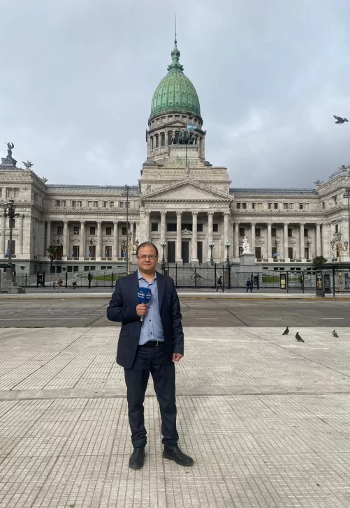 pablo-manuel-en-el-congreso-d2309dj2-501x728