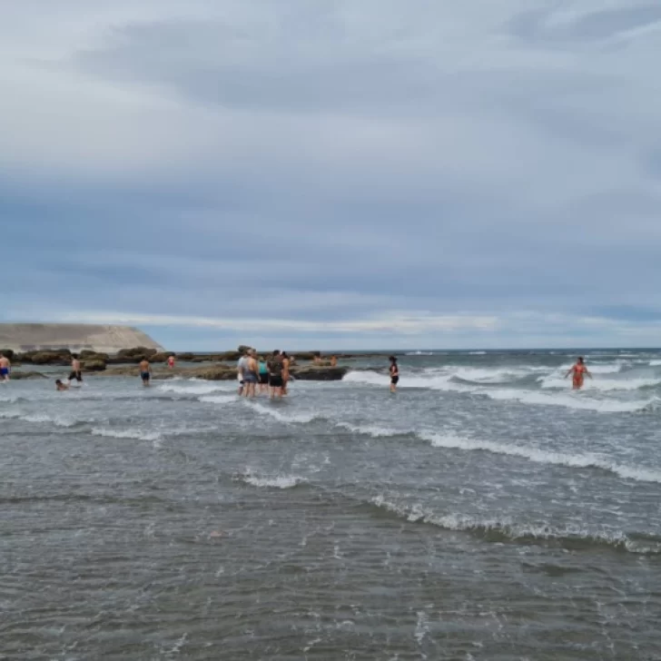 Dramático cuádruple rescate en una playa de Comodoro cerca de Santa Cruz: terminaron haciendo una cadena humana para salvar a los guardavidas