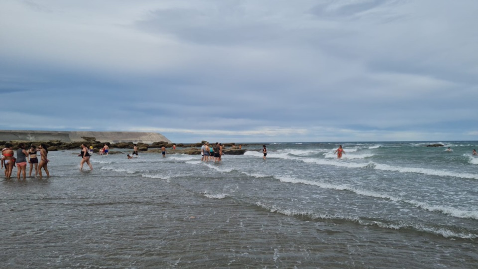 Dramático cuádruple rescate en una playa de Comodoro cerca de Santa Cruz: terminaron haciendo una cadena humana para salvar a los guardavidas