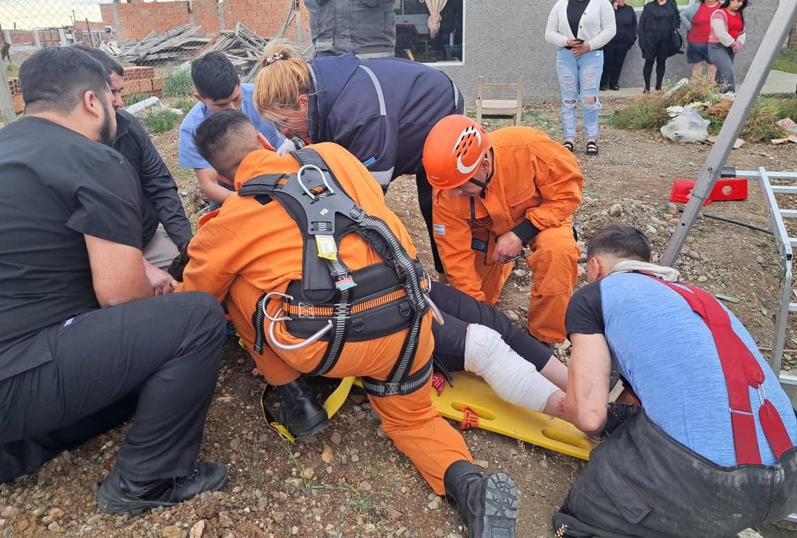 Rescataron a una mujer que cayó en un pozo ciego en Río Gallegos