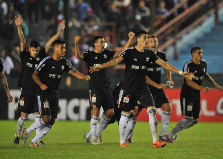 Riestra alcanza un histórico ascenso a Primera tras vencer a Maipú en Córdoba