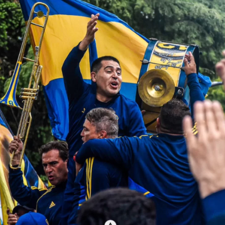 Riquelme encabeza una manifestación de hinchas de Boca en reclamo por las elecciones suspendidas