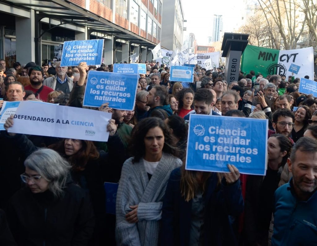Trabajadores del Conicet realizan un “ruidazo” para denunciar despidos Trabajadores del Conicet realizan un “ruidazo” para denunciar despidos