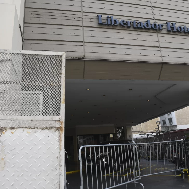 Barrios de Pie marcha frente al Hotel Libertador en reclamo de alimentos Barrios de Pie marcha frente al Hotel Libertador en reclamo de alimentos