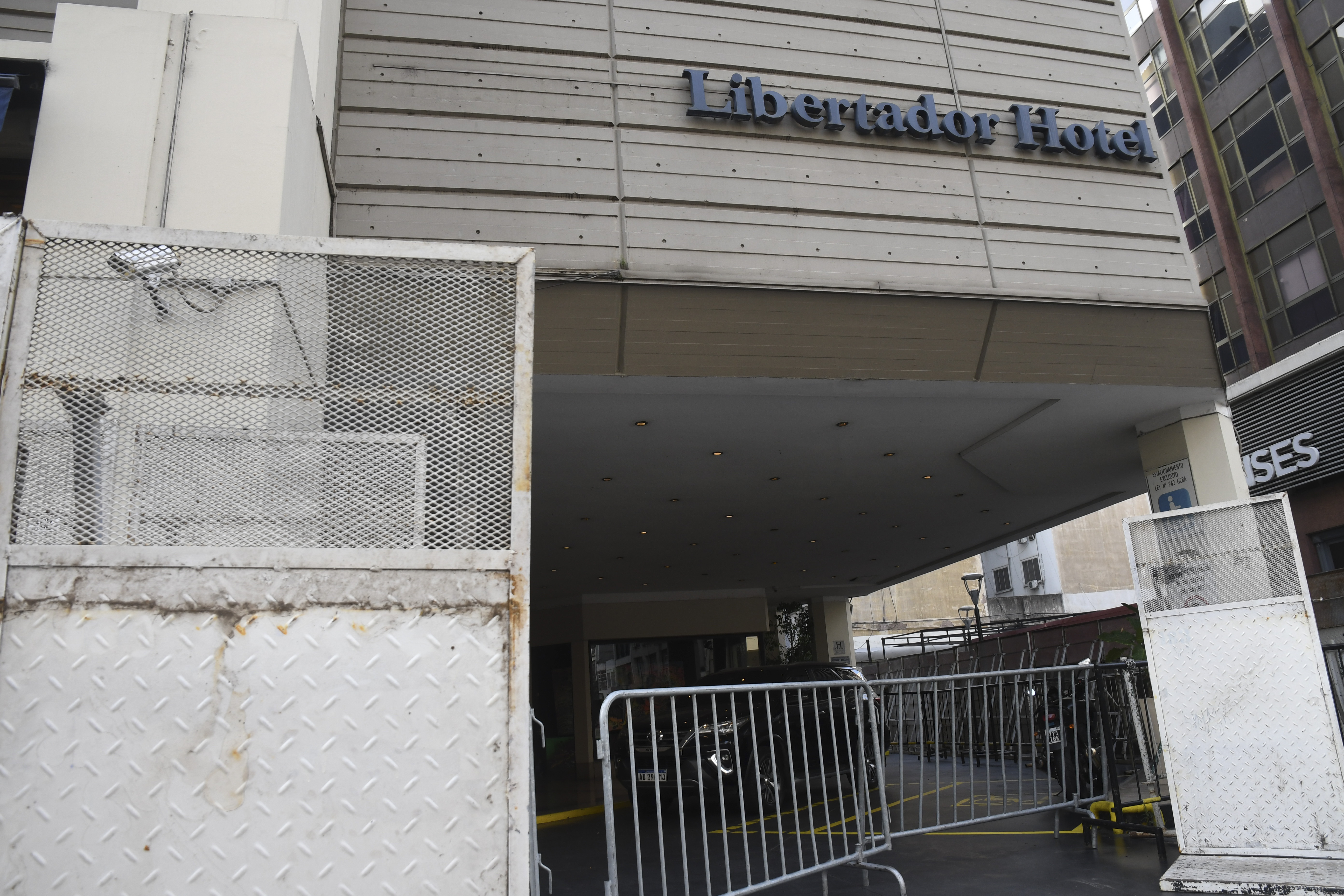 Barrios de Pie marcha frente al Hotel Libertador en reclamo de alimentos Barrios de Pie marcha frente al Hotel Libertador en reclamo de alimentos