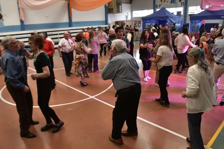 ¡De fiesta!: los adultos mayores se divirtieron en el baile de verano