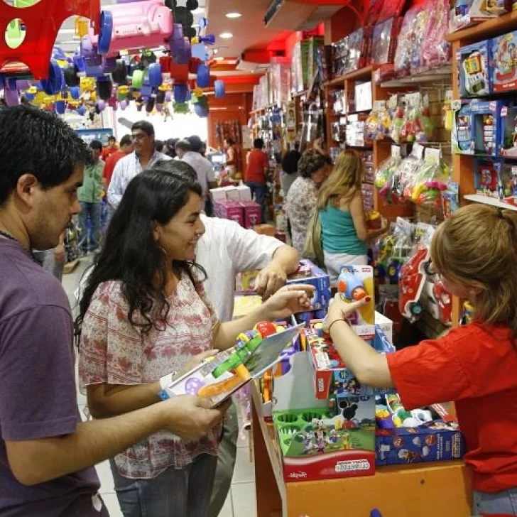 Las ventas en comercios minoristas cayeron 13,7% interanual en diciembre