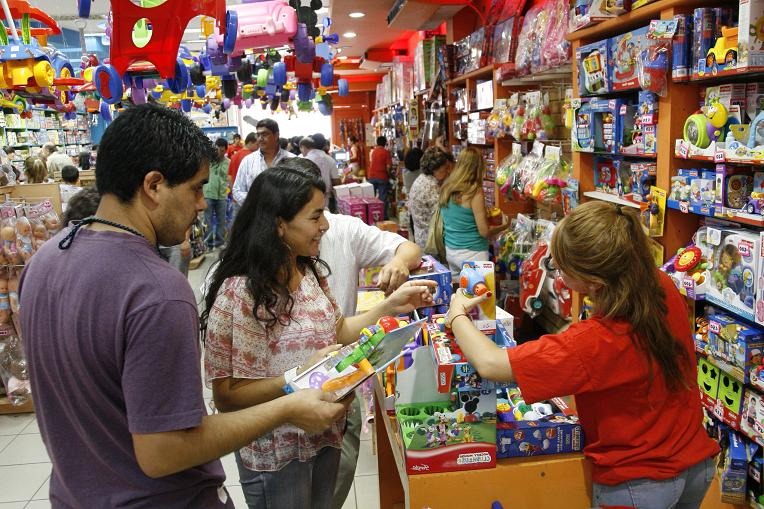 Las ventas en comercios minoristas cayeron 13,7% interanual en diciembre