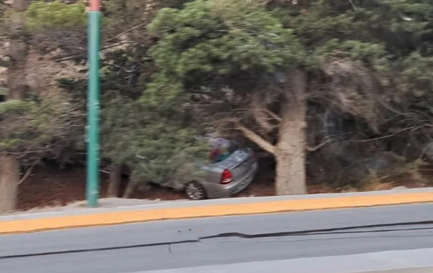 La calzada mojada provocó que despiste en el ingreso a El Calafate y se salvó de milagro La calzada mojada provocó que despiste en el ingreso a El Calafate y se salvó de milagro