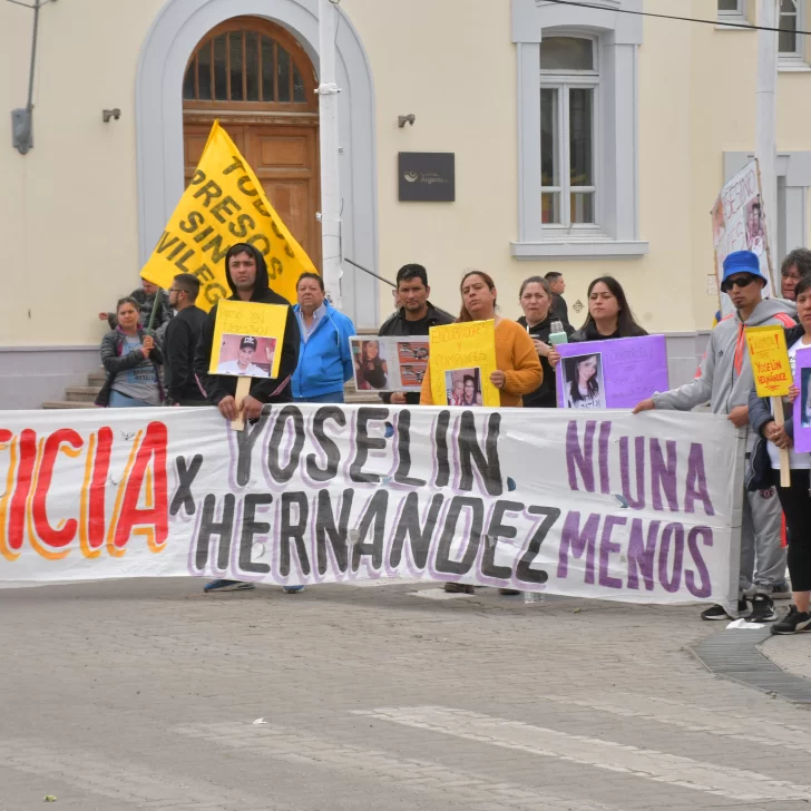 A la espera del resultado de pericias, seres queridos de Yoselin Hernández se manifestaron en el izamiento