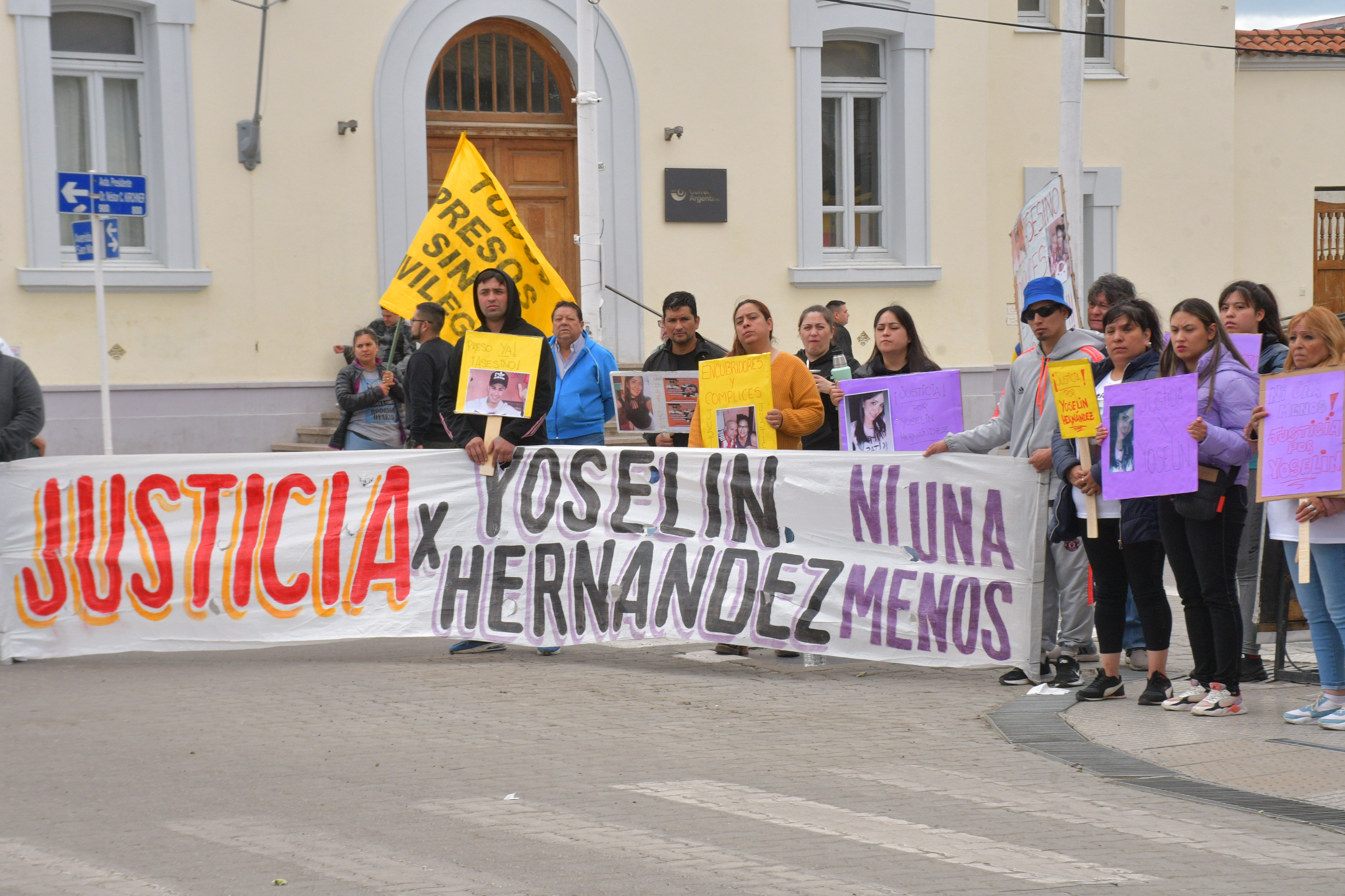 A la espera del resultado de pericias, seres queridos de Yoselin Hernández se manifestaron en el izamiento