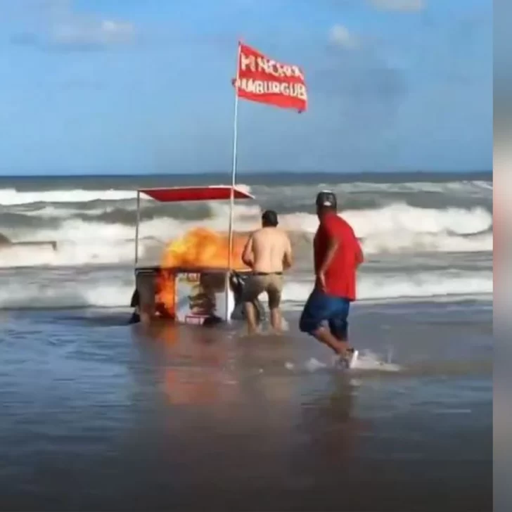 Se prendió fuego un carrito de panchos y lo tiraron al mar Se prendió fuego un carrito de panchos y lo tiraron al mar