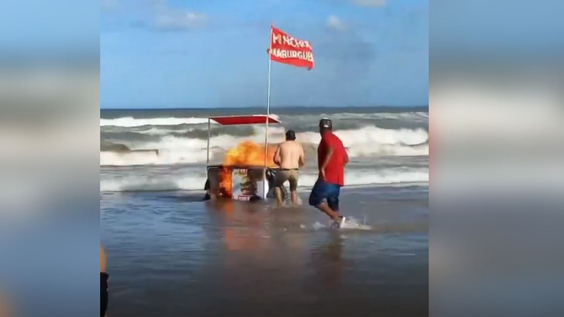 Se prendió fuego un carrito de panchos y lo tiraron al mar Se prendió fuego un carrito de panchos y lo tiraron al mar