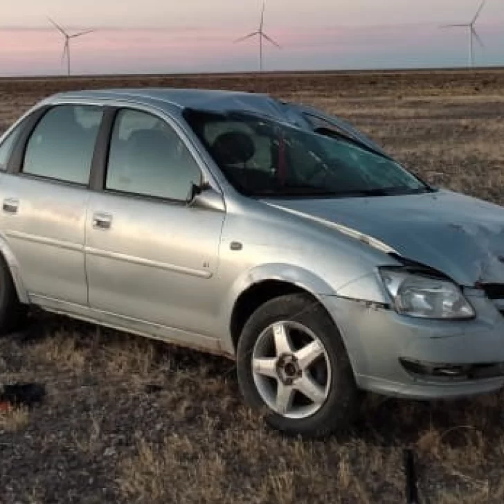 Regresaban a su casa, una cubierta explotó, volcaron y se salvaron de milagro