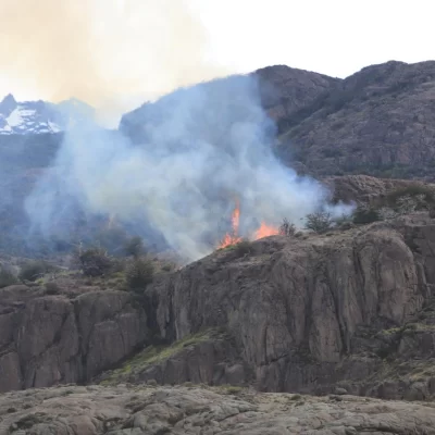 Incendio forestal en Parque Nacional Los Glaciares