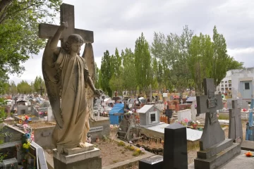 Realizaron recorrida por las tumbas de algunos personajes históricos de Santa Cruz Realizaron recorrida por las tumbas de algunos personajes históricos de Santa Cruz