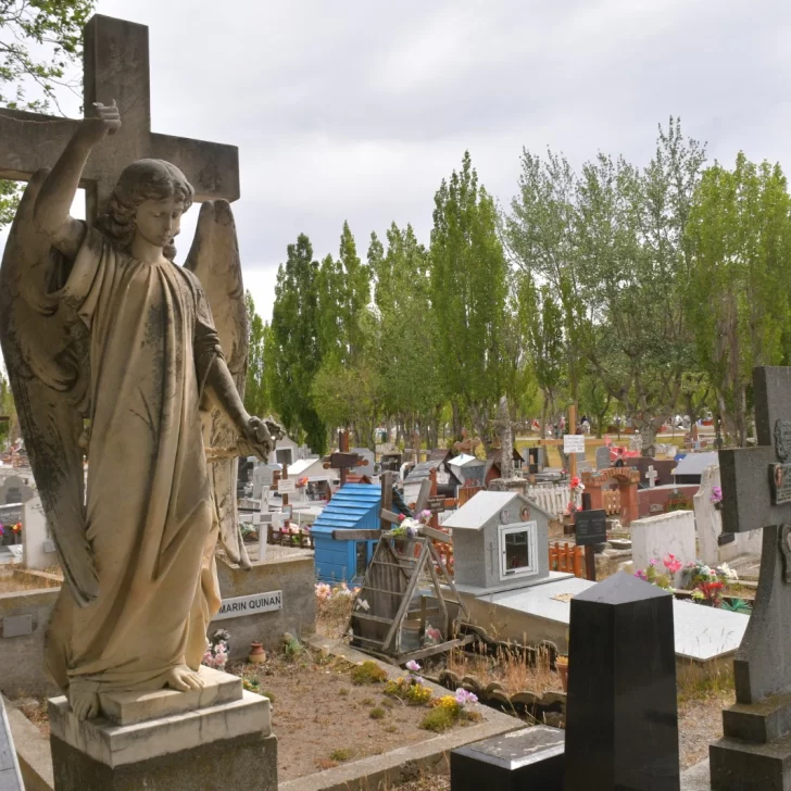 Realizaron recorrida por las tumbas de algunos personajes históricos de Santa Cruz Realizaron recorrida por las tumbas de algunos personajes históricos de Santa Cruz