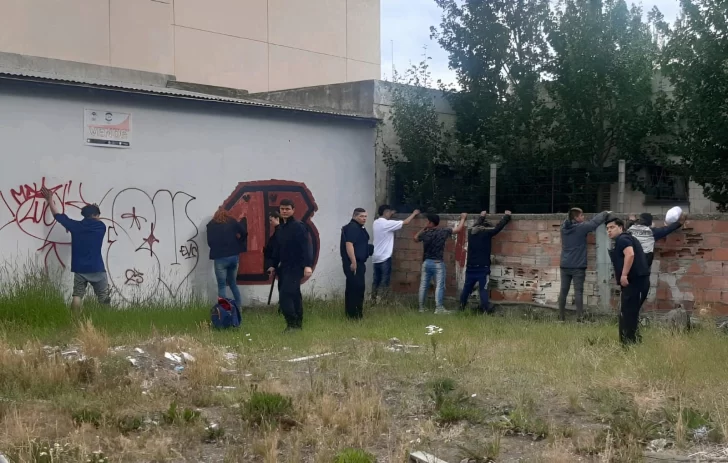 Robaron un teléfono en la Plaza San Martín y terminaron detenidos