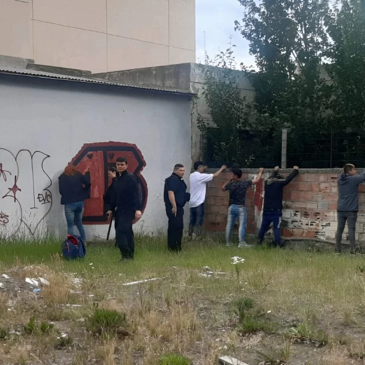 Robaron un teléfono en la Plaza San Martín y terminaron detenidos