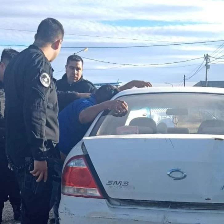 Relatos salvajes en Río Gallegos: discutió con un vecino, destrozó su auto y lo amenazó con un cuchillo Relatos salvajes en Río Gallegos: discutió con un vecino, destrozó su auto y lo amenazó con un cuchillo