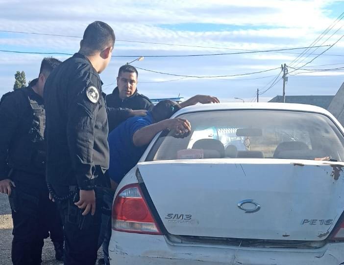 Relatos salvajes en Río Gallegos: discutió con un vecino, destrozó su auto y lo amenazó con un cuchillo