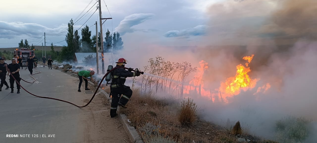 Bomberos sofocaron un voraz incendio en un terreno baldío de El Calafate Bomberos sofocaron un voraz incendio en un terreno baldío de El Calafate