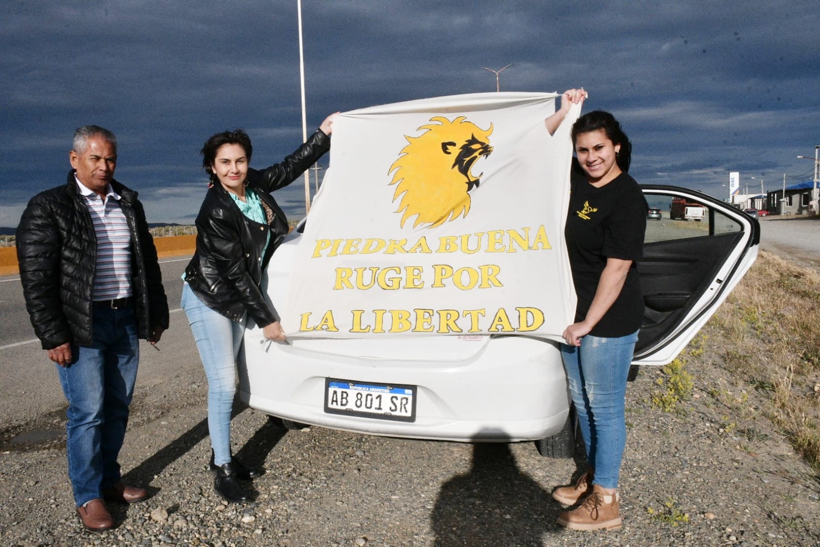 caravana-reciben-a-javier-milei-en-rio-gallegos-4683-5-728x485