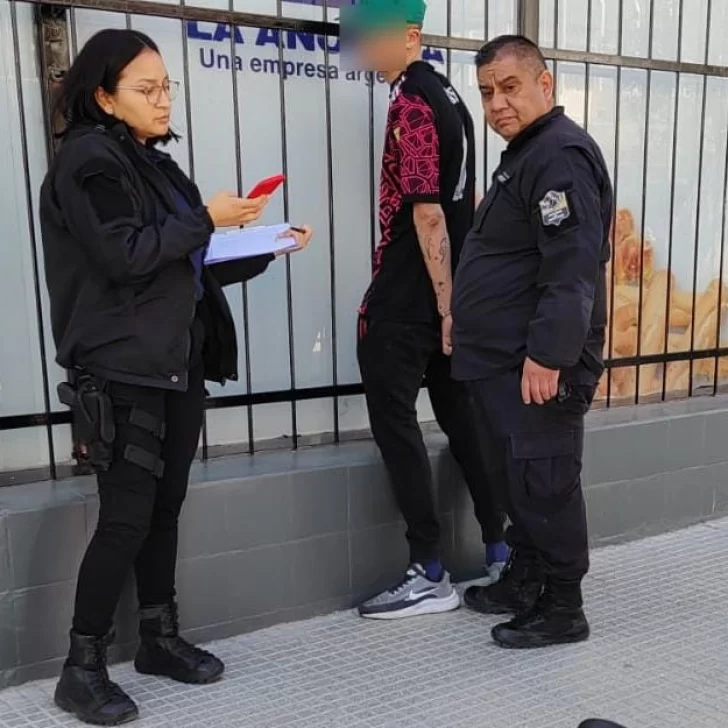 Le entraron a la casa, le robaron la mochila con las tarjetas y compraron 9 veces