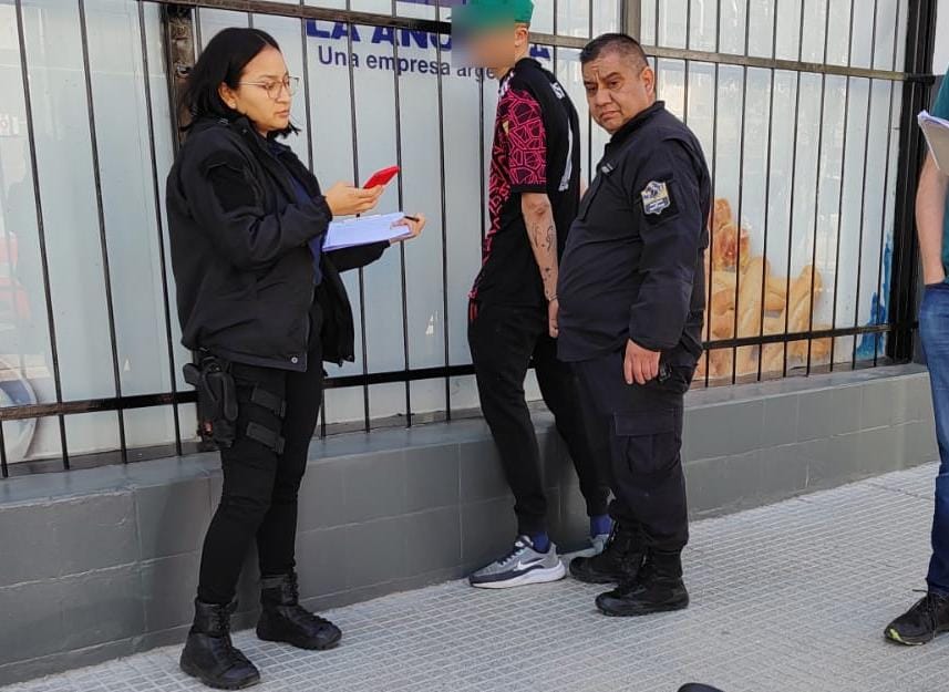 Le entraron a la casa, le robaron la mochila con las tarjetas y compraron 9 veces