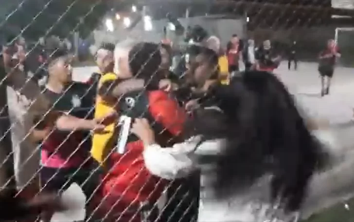Video. Golpearon salvajemente a un árbitro durante un torneo de Papi Fútbol
