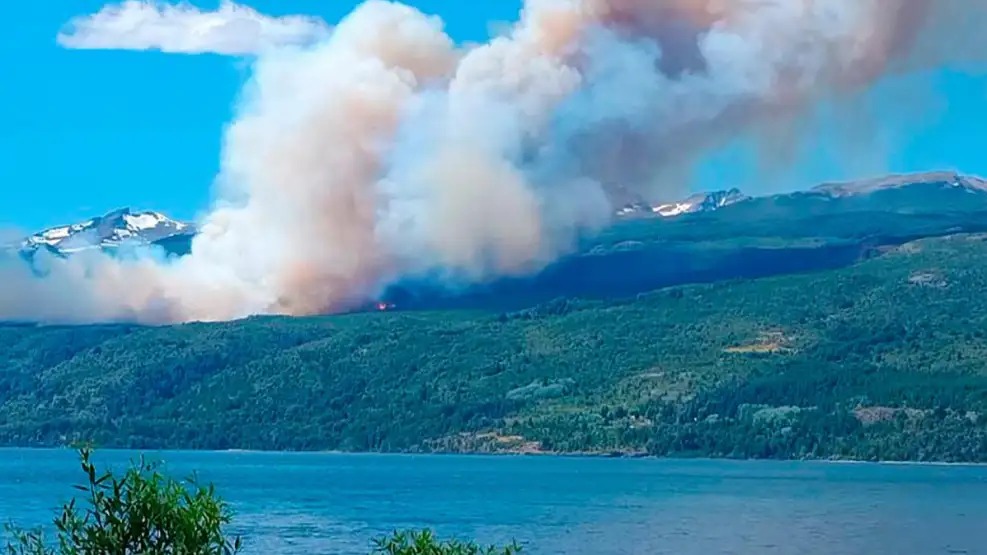 Suman brigadistas a la lucha contra el fuego en el Parque Nacional Los Alerces