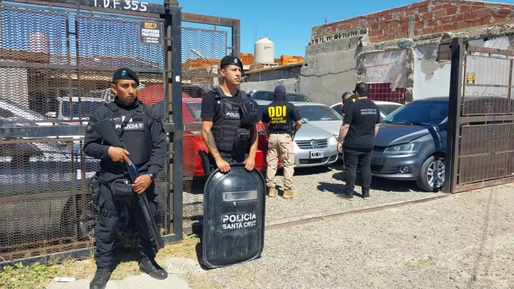 Mega operativo en Caleta Olivia: incautan más de 100 vehículos y armas de fuego