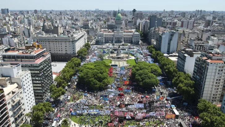 “La Patria no se vende”: organizaciones gremiales y sociales se manifestaron frente al Congreso