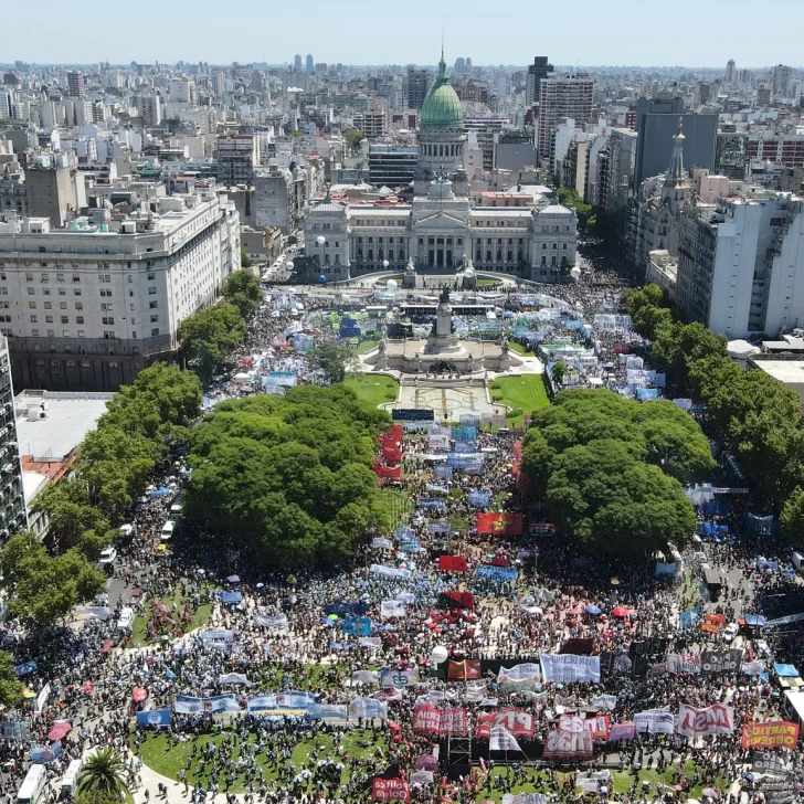 “La Patria no se vende”: organizaciones gremiales y sociales se manifestaron frente al Congreso