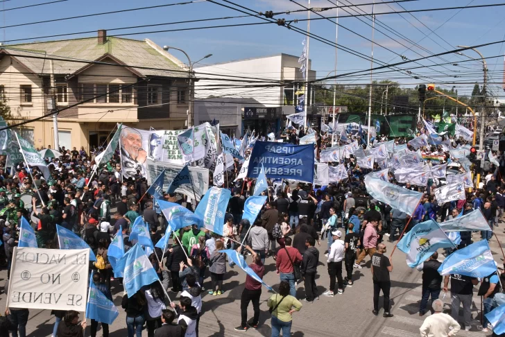 Paro general en Santa Cruz: masivas marchas en Río Gallegos y Caleta Olivia