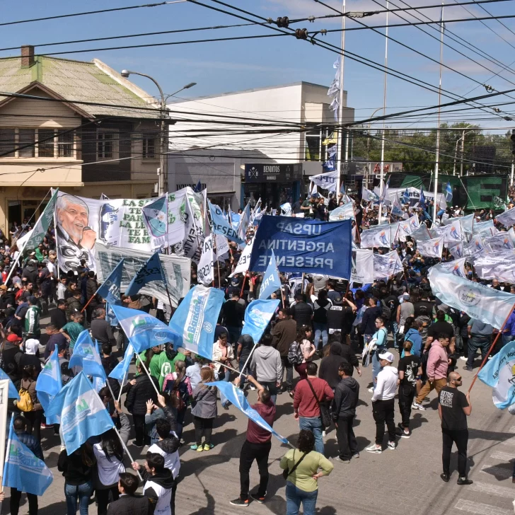 Paro general en Santa Cruz: masivas marchas en Río Gallegos y Caleta Olivia