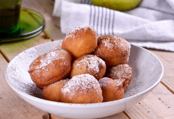 Receta de buñuelos de manzana con canela para la merienda