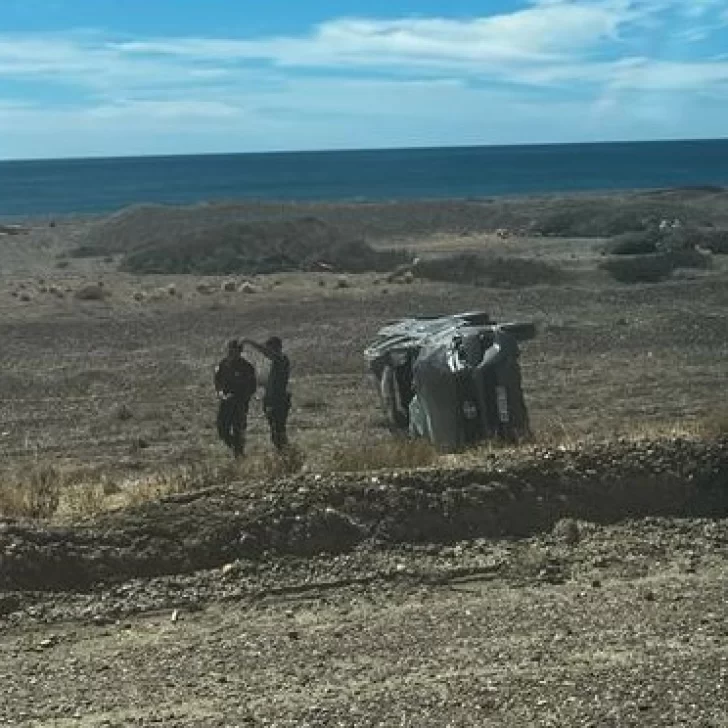 Dos hombres con lesiones tras vuelco cuando volvían a la provincia de Santa Cruz