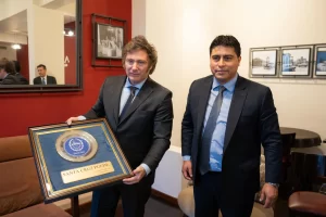 Milei adelantó $100.000 millones a Santa Cruz para el pago de sueldos y jubilaciones