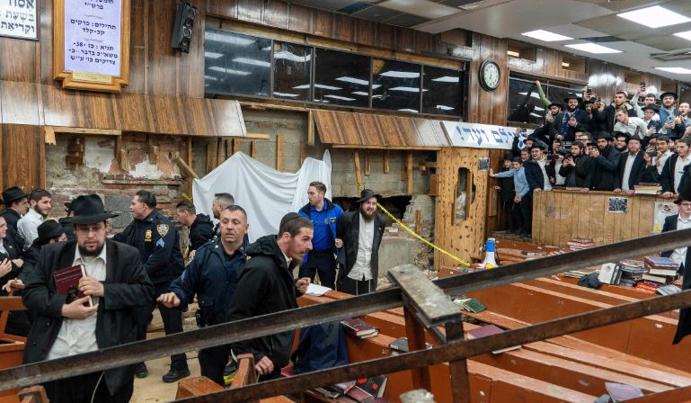 Descubren un túnel secreto en una sinagoga y detienen a 10 personas Descubren un túnel secreto en una sinagoga y detienen a 10 personas