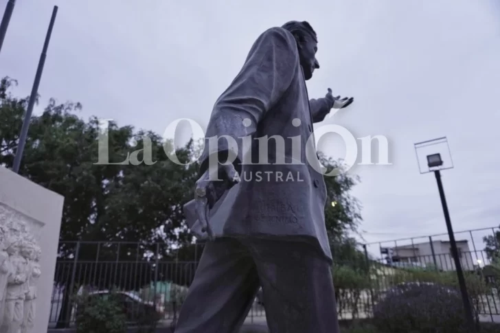 Vandalismo a la estatua de Néstor Kirchner en Río Gallegos: usaron una sierra y piedras