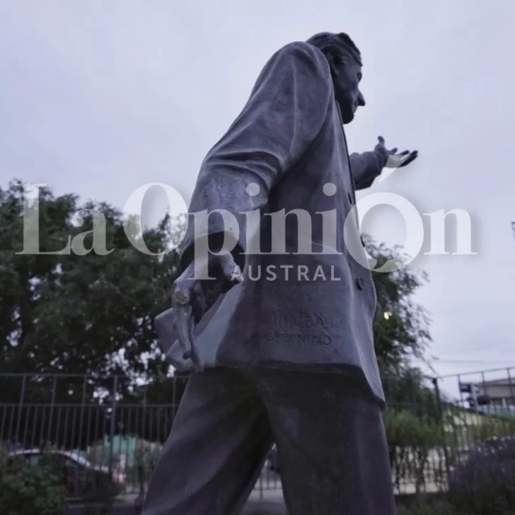 Vandalismo a la estatua de Néstor Kirchner en Río Gallegos: usaron una sierra y piedras